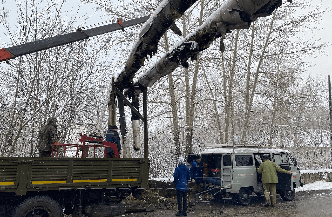 Грузовик сломал теплотрассу на полевской улице Крылова — Полевской 24.рф