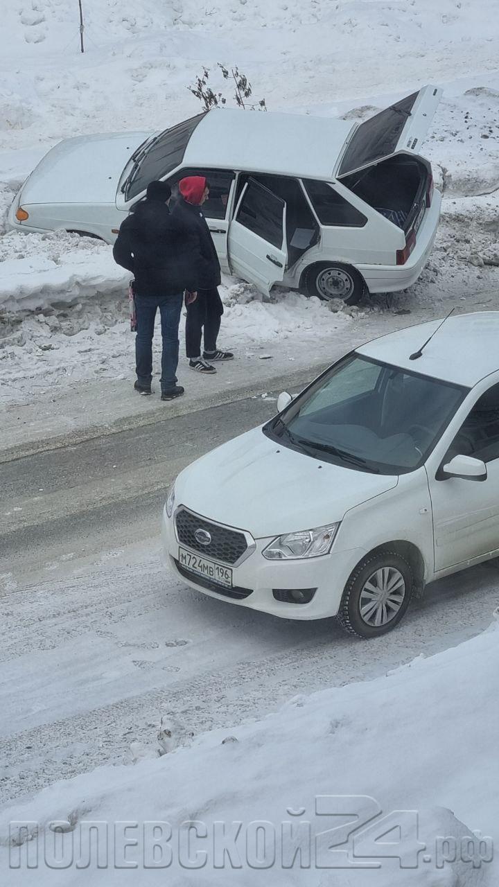 Автомобиль попал в плен слежавшегося снега в центре Полевского — Полевской  24.рф