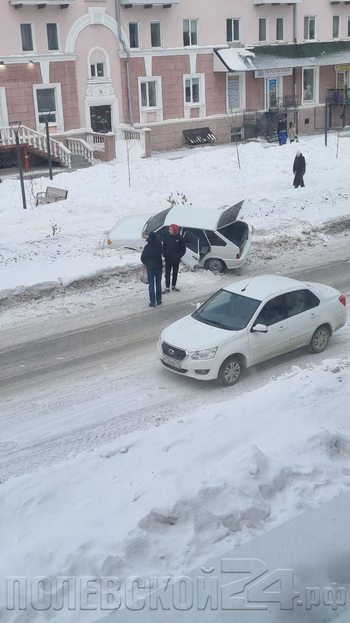 Автомобиль попал в плен слежавшегося снега в центре Полевского — Полевской  24.рф