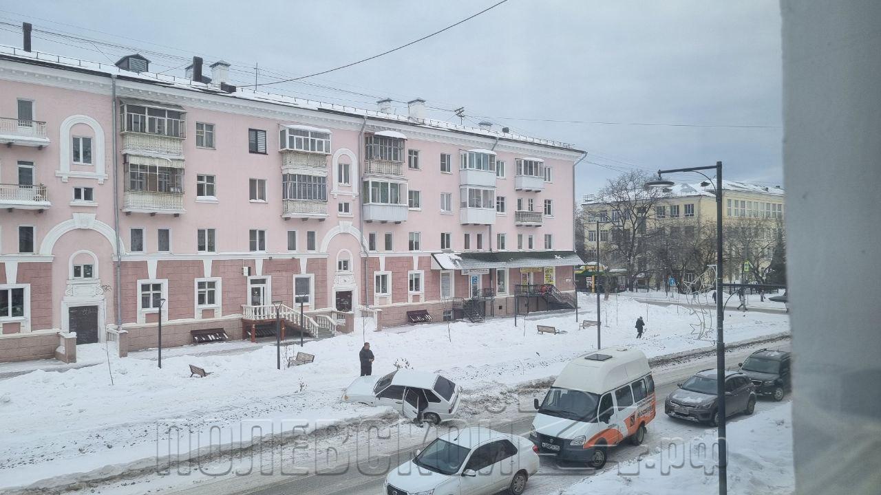 Автомобиль попал в плен слежавшегося снега в центре Полевского — Полевской  24.рф