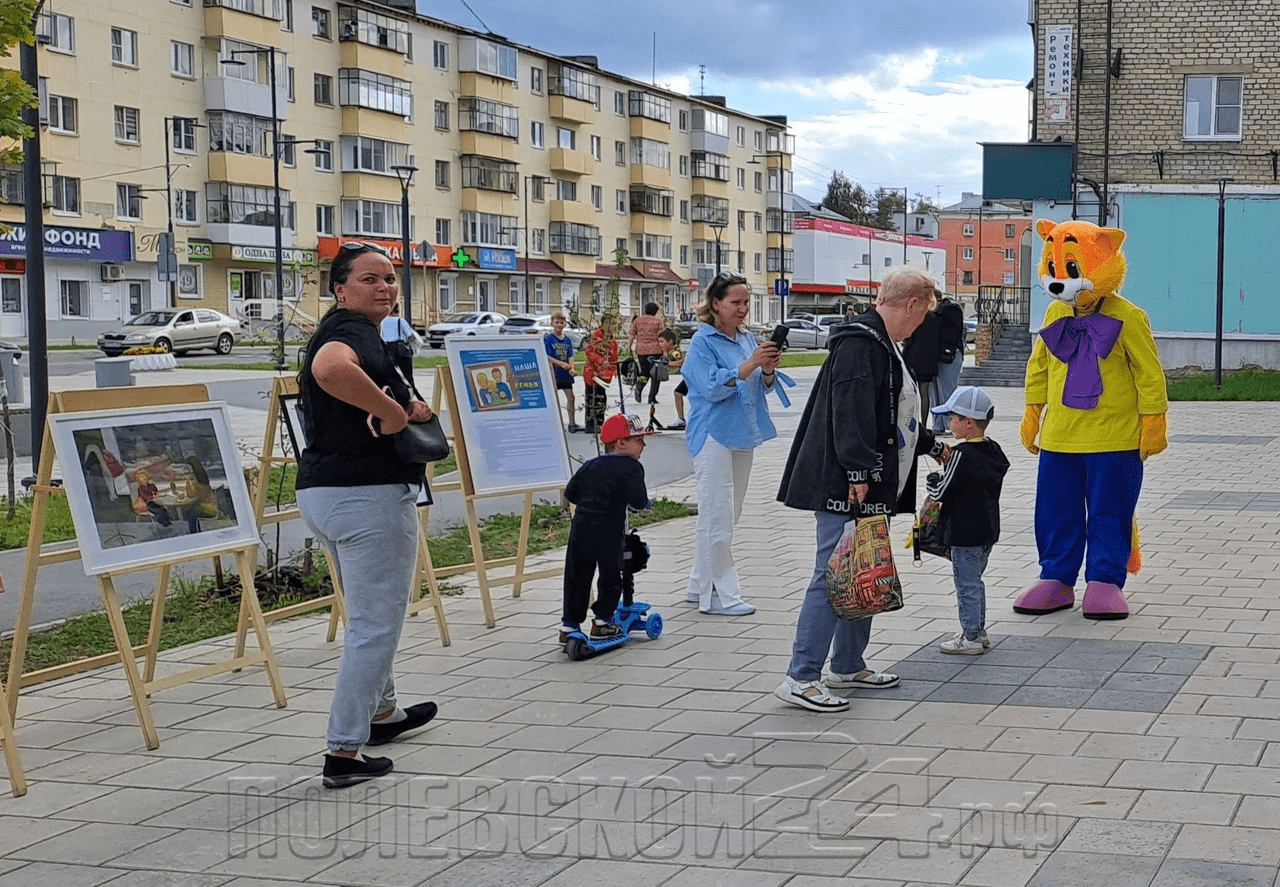 Маленькие полевчане креативно празднуют день города прямо на улице —  Полевской 24.рф